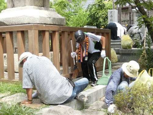 2455-12.8.6えんま堂美化　手前男性3人奥に女性2人.jpg